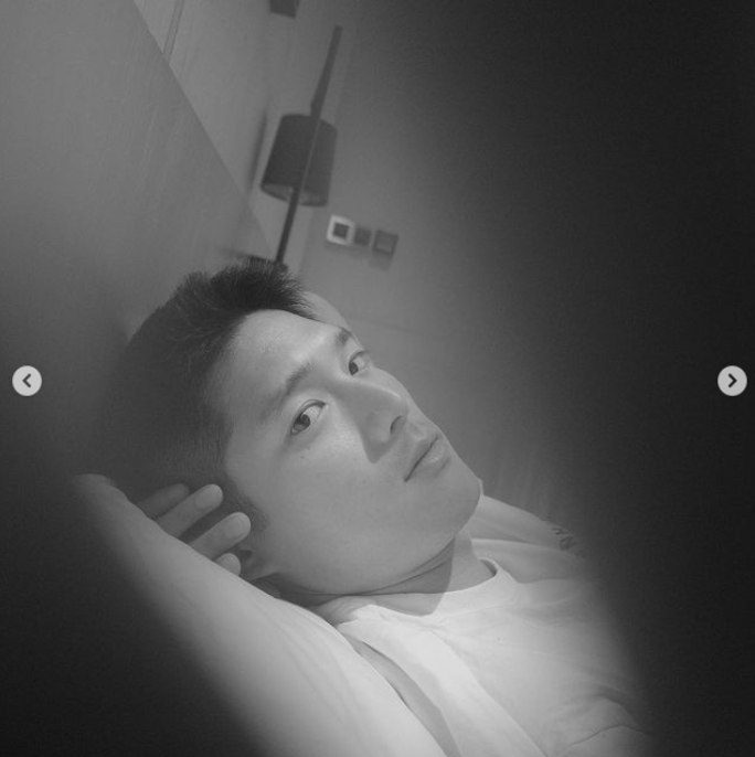 王子文还偷拍吴永恩躺在床上的侧脸照.