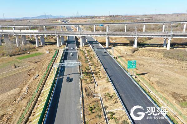 董梁高速将于本月正式贯通5条匝道正开展沥青摊铺