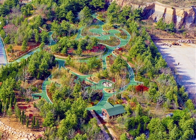 记者在金岭山生态公园看到,盘山步道沿线景致旖旎,吸引了不少周边