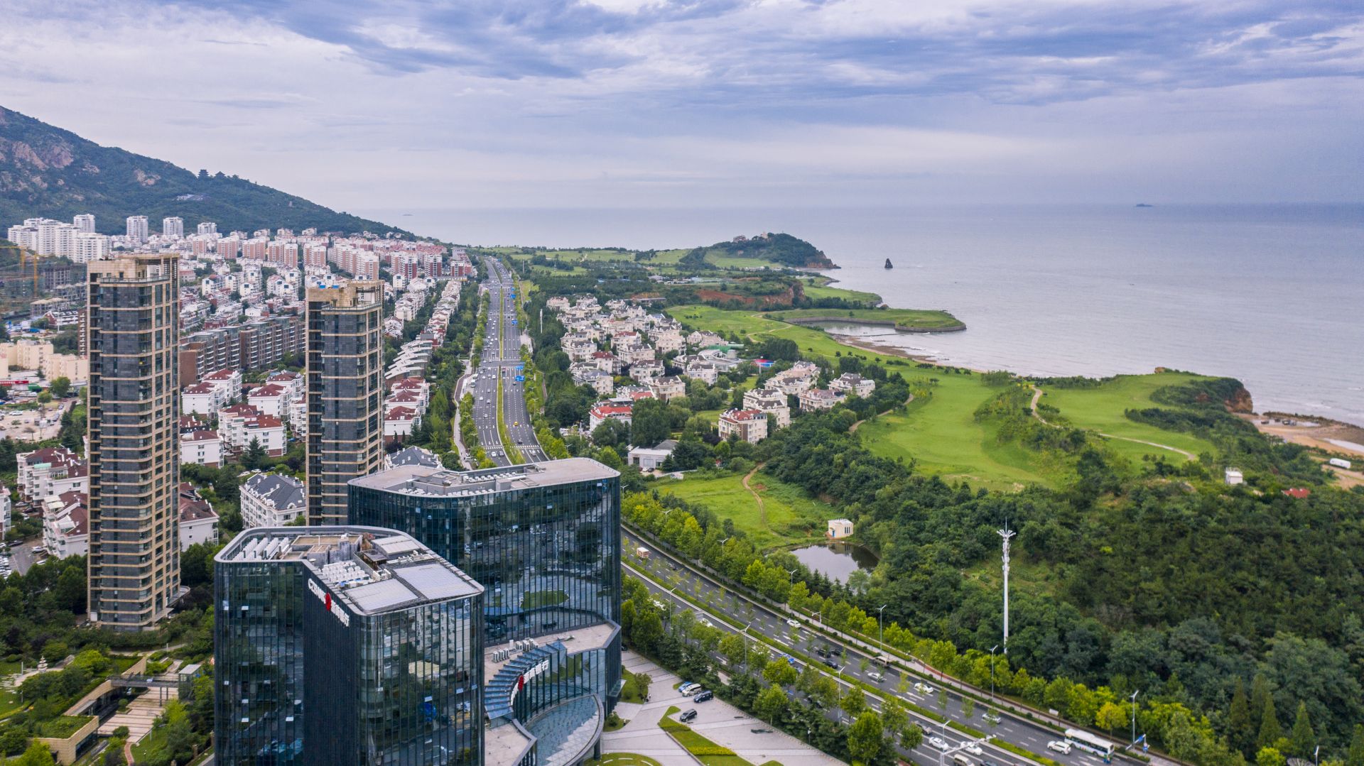 繁华都市上演!航拍崂山新晋"网红"建筑