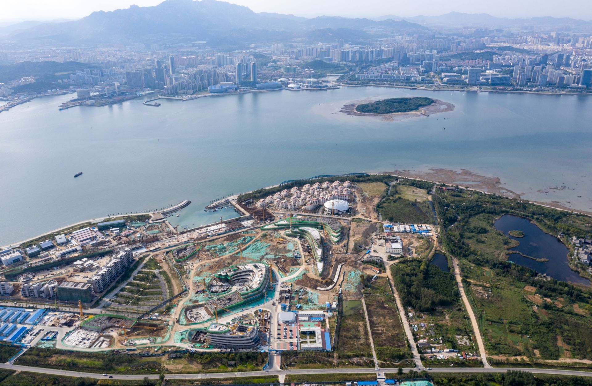 唐岛湾南岸莫比乌斯环显雏形