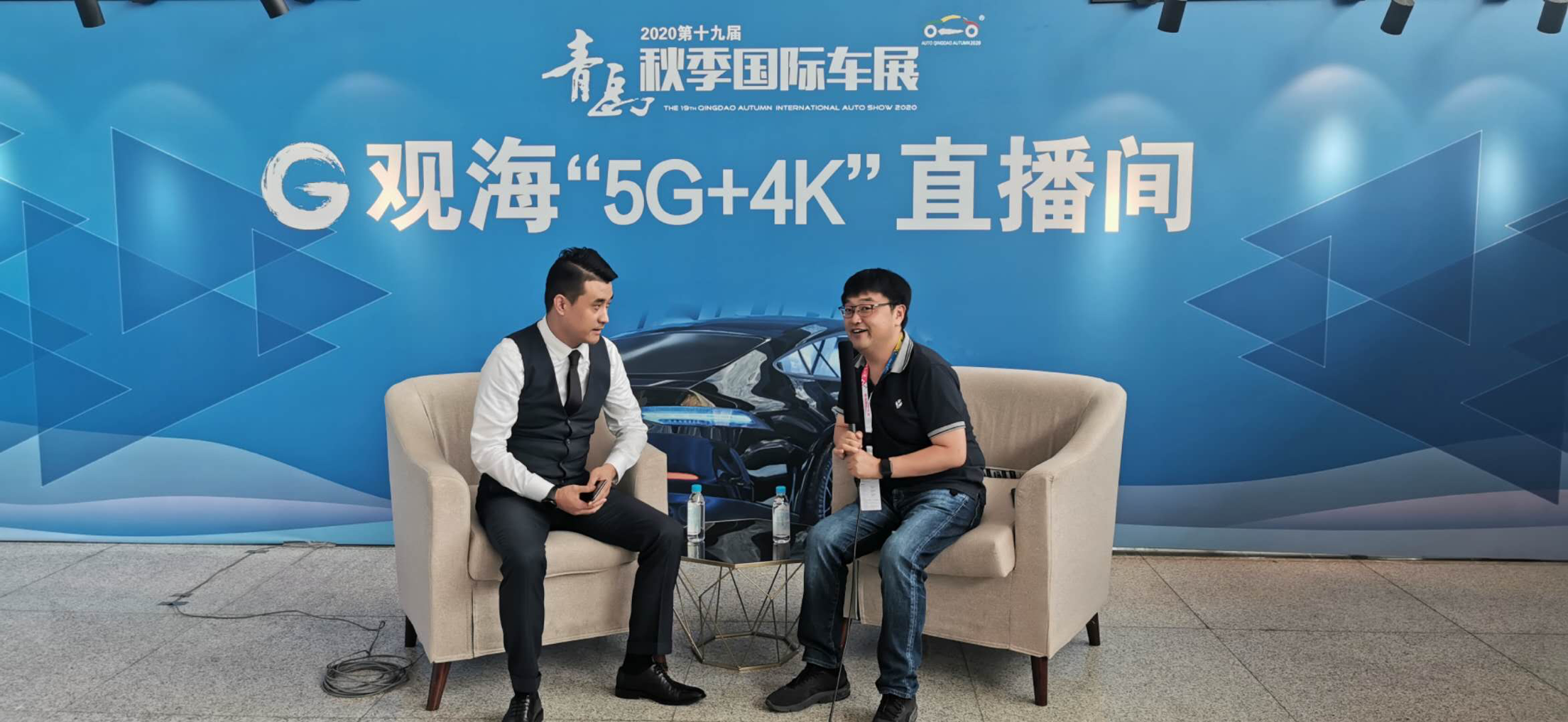 青岛三合奔驰销售经理李石岩接受观海新闻采访.