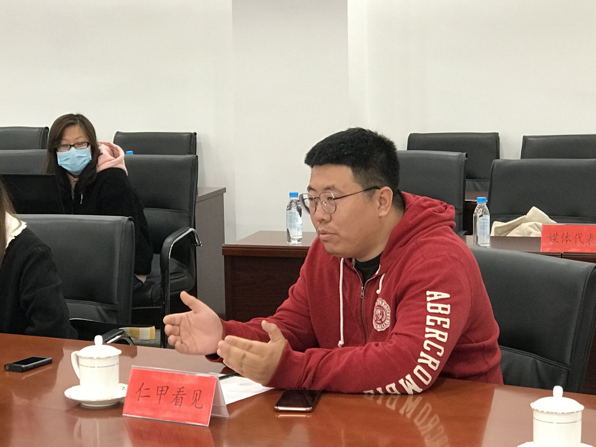 "我们是一个摄影师的团队.