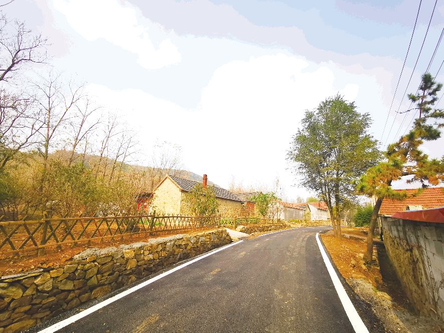 近来,漫步日照岚山区虎山各村大街小巷,干净的街道,别具一格的小巷,在