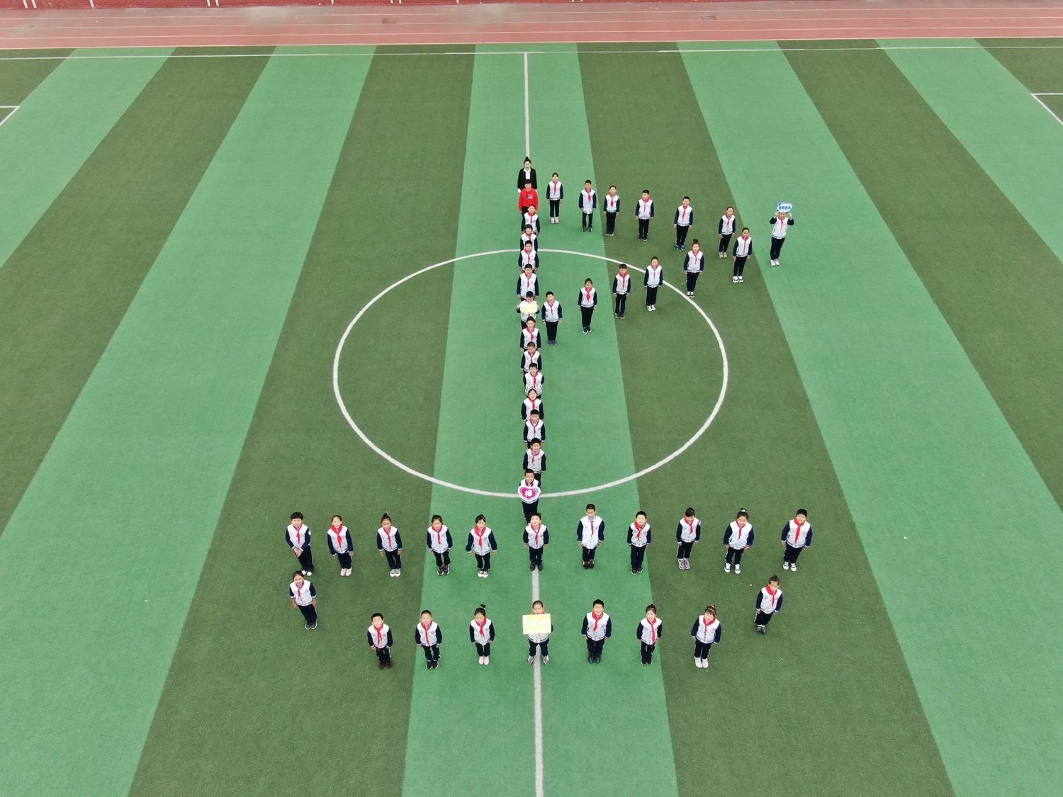 这些有寓意的造型,都是孩子们的个性合影