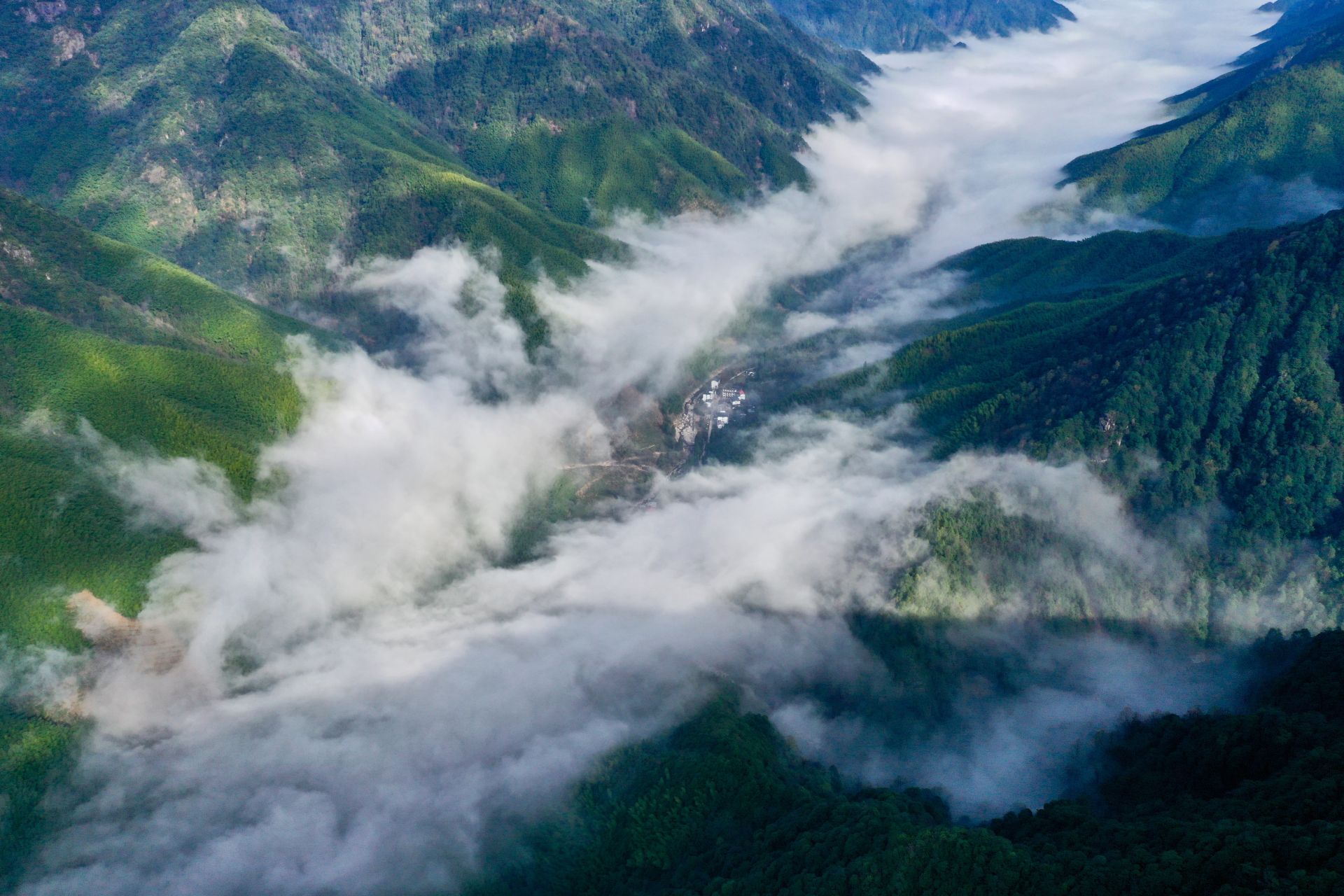 云遮雾绕的武夷黄岗