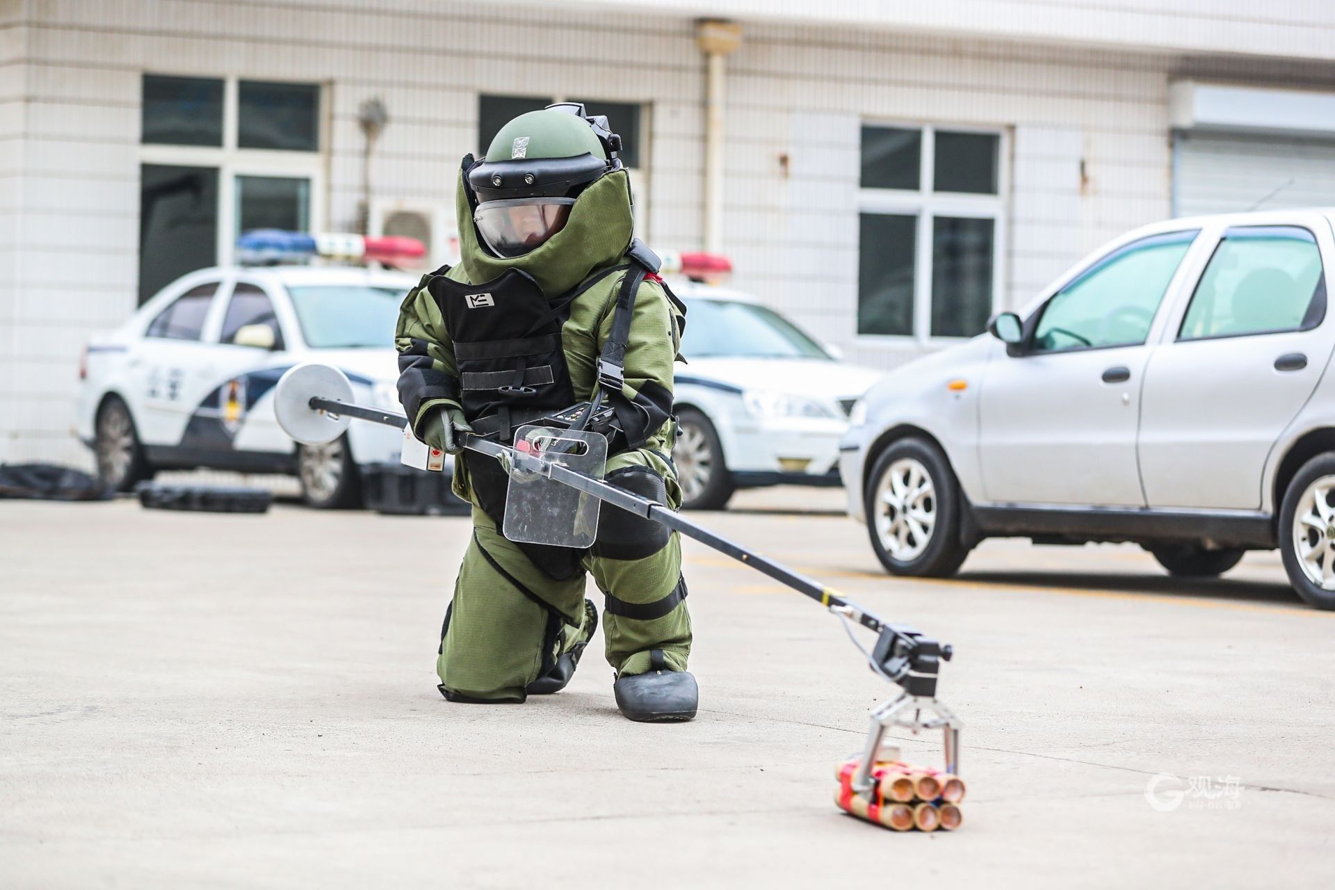 排爆这项工作,只在《拆弹专家》《警察故事》《重案六组》等影视剧中