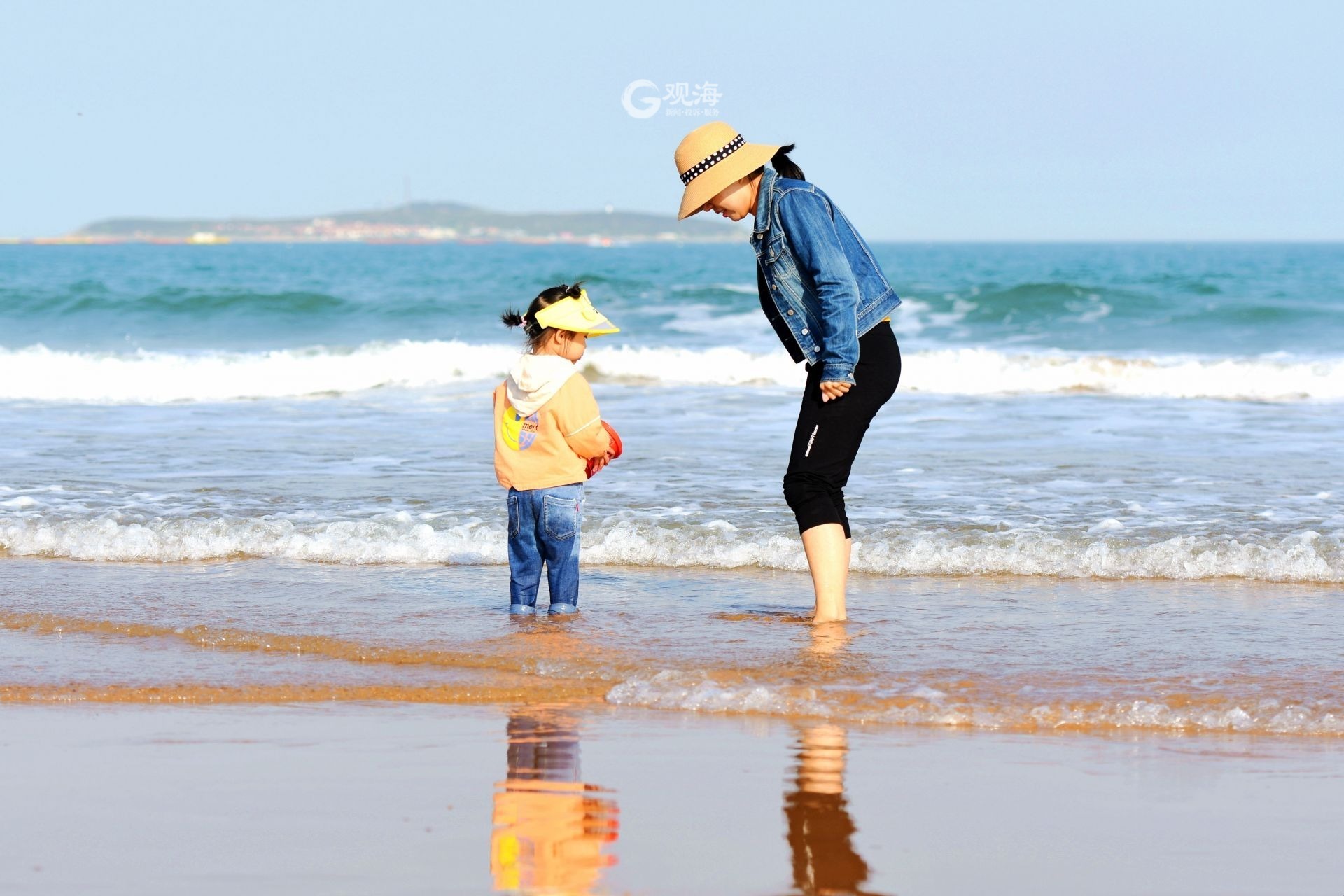 女人和孩子们在沙滩上玩沙子照片摄影图片_ID:349524063-Veer图库
