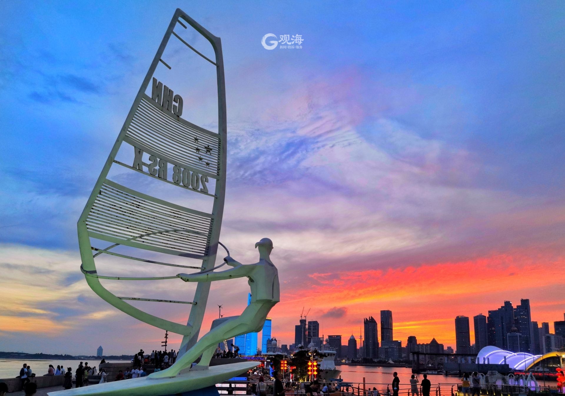 帆船雕塑与天空的晚霞交相映衬.观海摄影师 崔超 摄