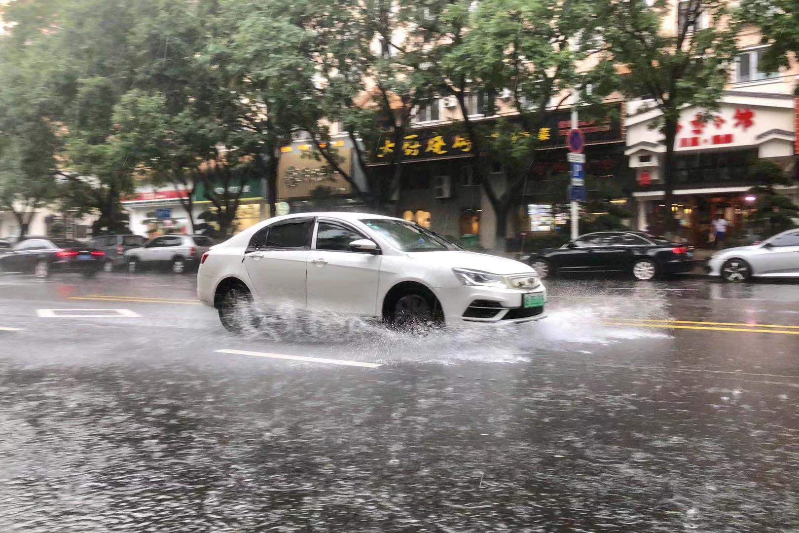 暴雨内涝被淹街道摄影图高清摄影大图-千库网