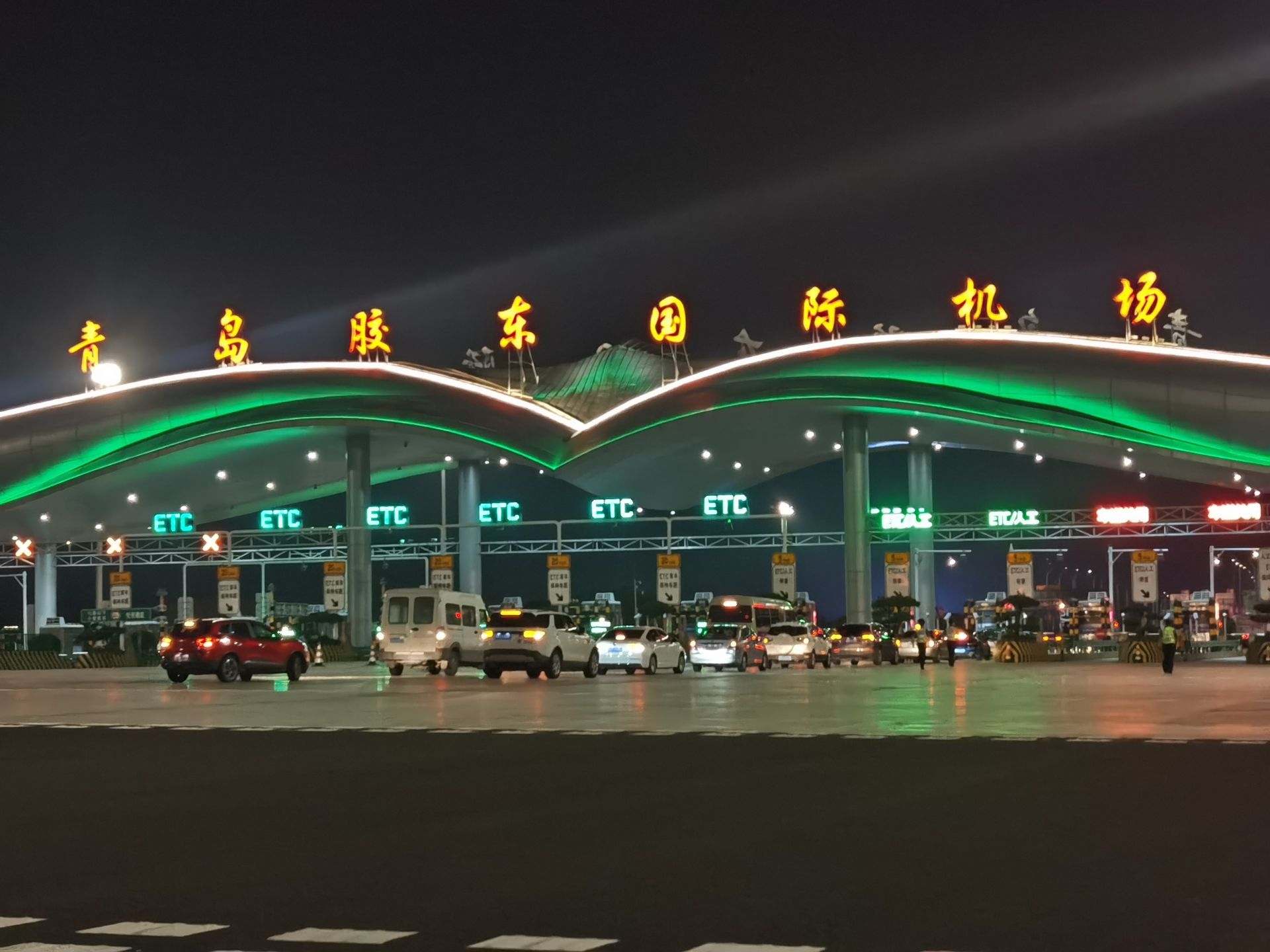 胶东国际机场夜景图片