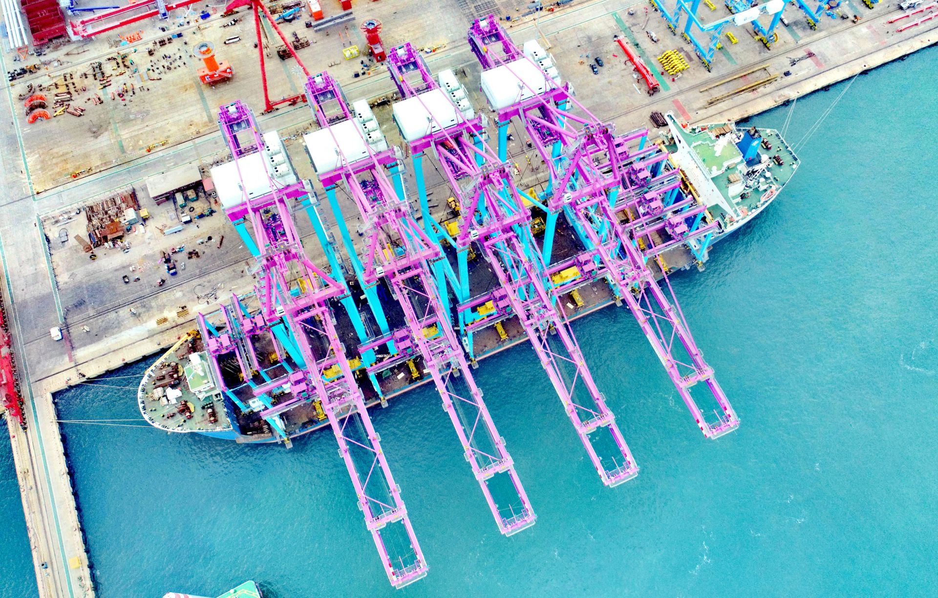 粉色岸桥即将上线营业中国制造现身卡塔尔港口