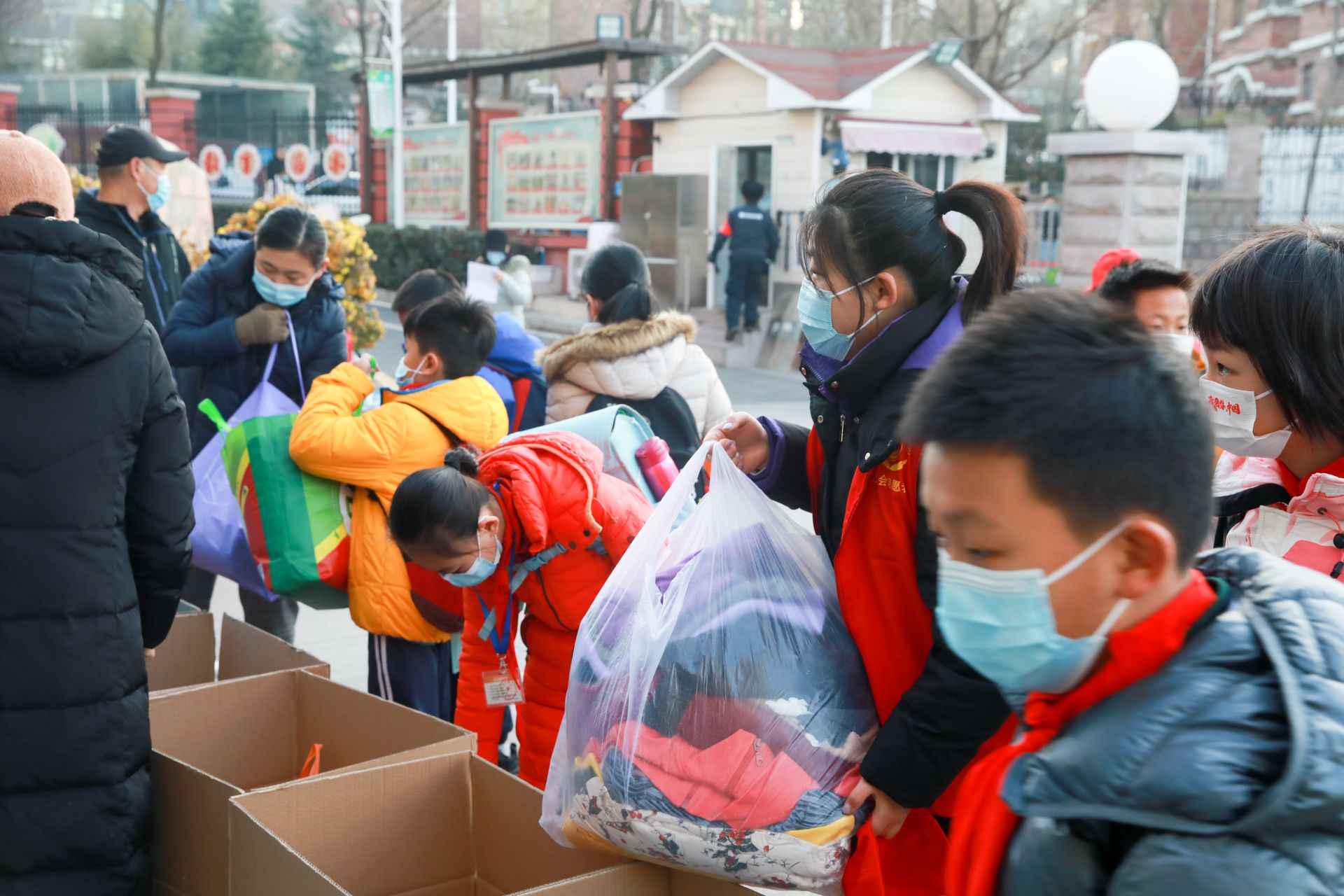 跨越四千公里 青岛2600份爱心送往雪域高原