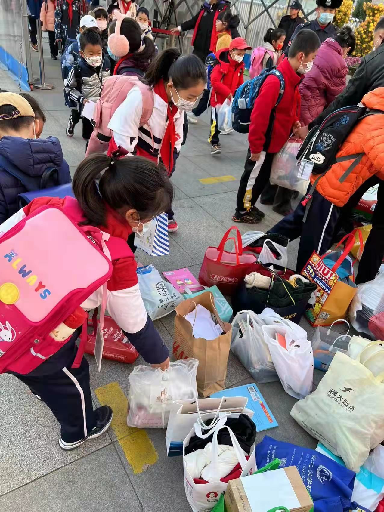 跨越四千公里 青岛2600份爱心送往雪域高原