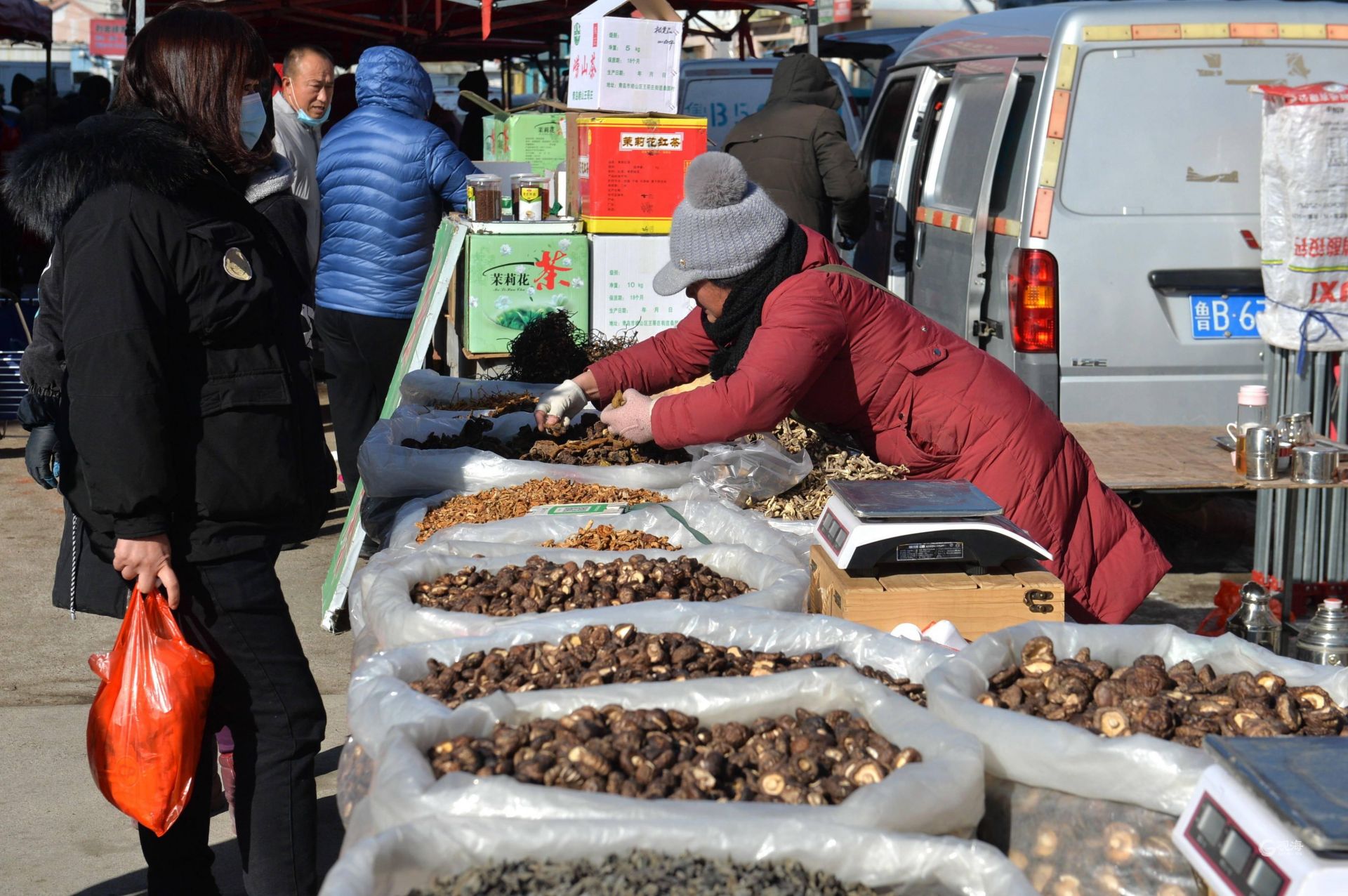 地处崂山的周哥庄大集,各种山货,蘑菇别具风味.