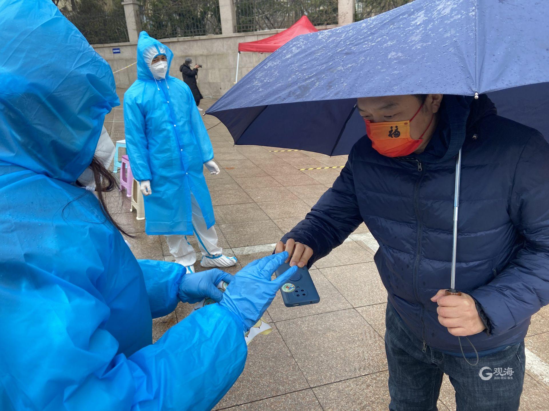 雨中核酸检测图片图片