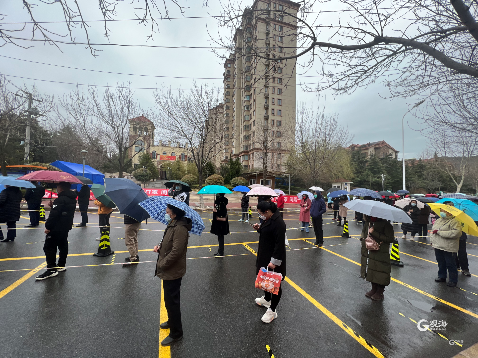 直击雨中核酸检测现场我们都是战疫守防人