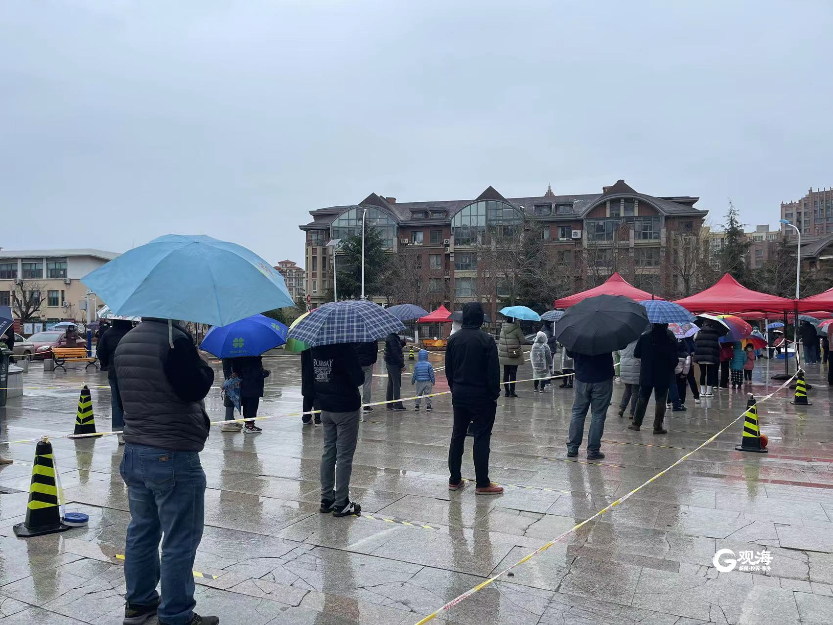 上海下雨做核酸图片图片