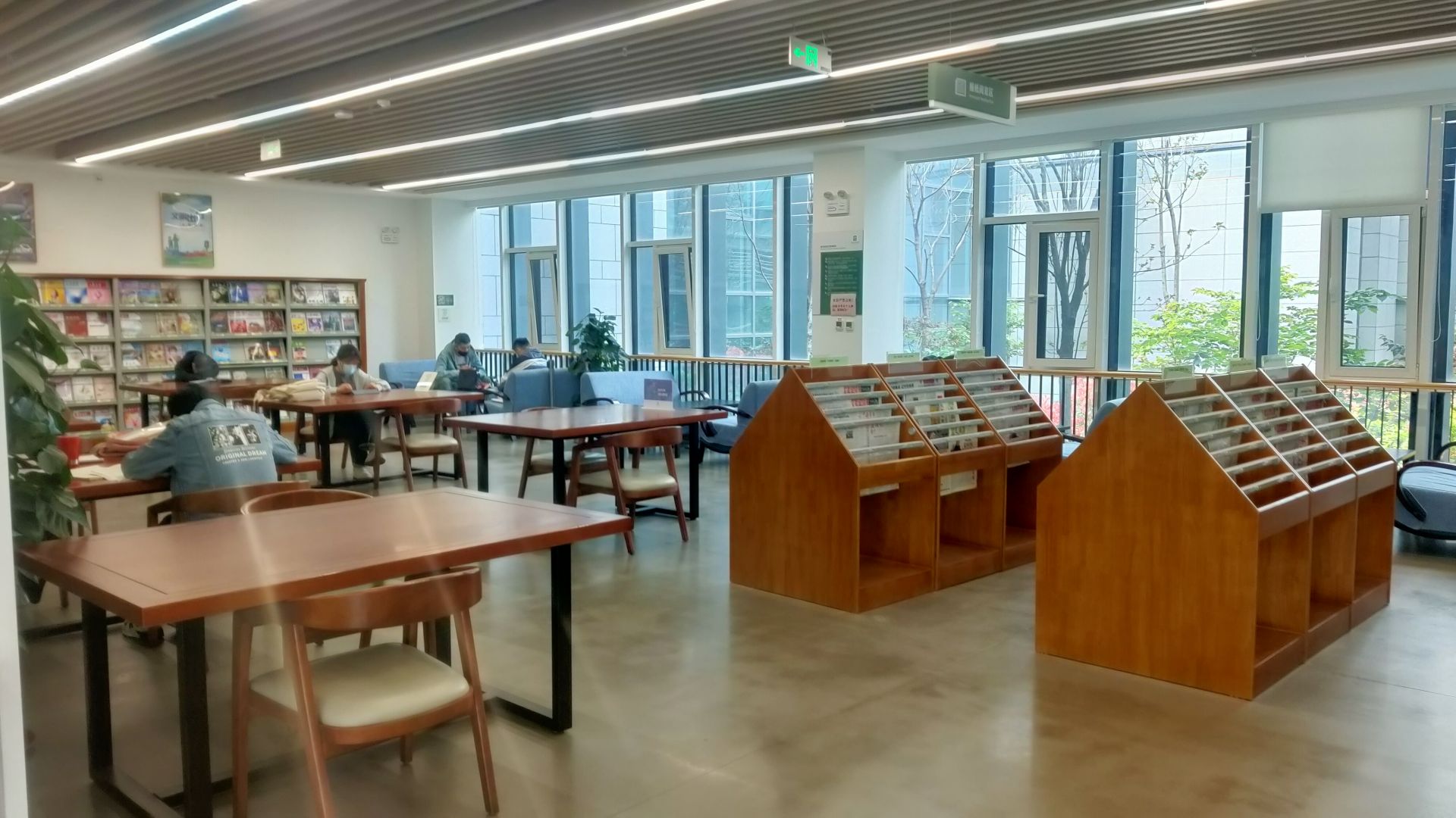 记者在现场读者需知李沧区图书馆恢复开放