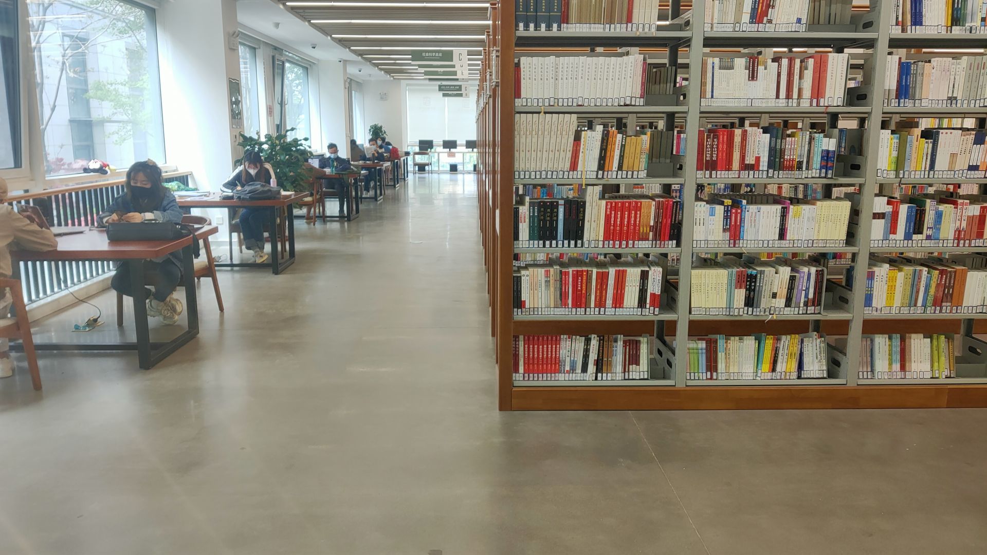 记者在现场读者需知李沧区图书馆恢复开放