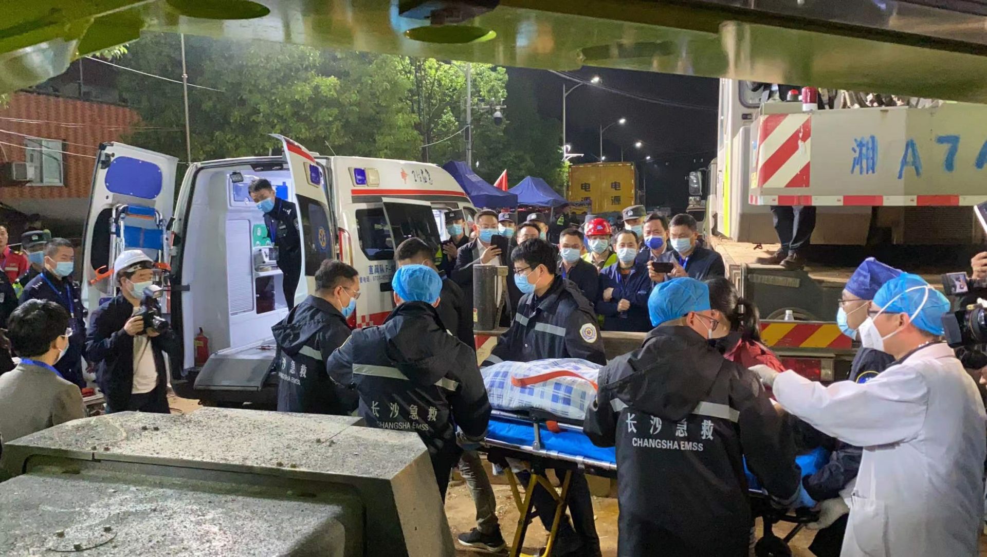 湖南：烟花店门口放炮引发爆炸 6人遇难_凤凰资讯