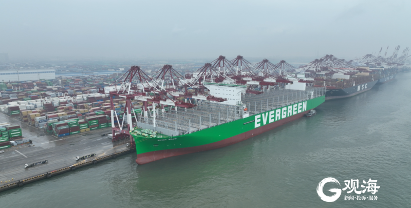 全球最大中国首艘24万teu超大型集装箱船首靠山东港口青岛港
