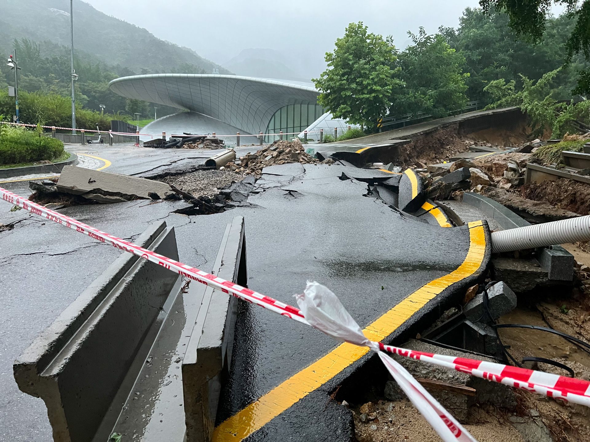 韩国暴雨已致40人死亡，其中13人在地下车道淹死，超1万人被临时转移，目前当地情况如何？的简单介绍-第2张图片-鲸幼网