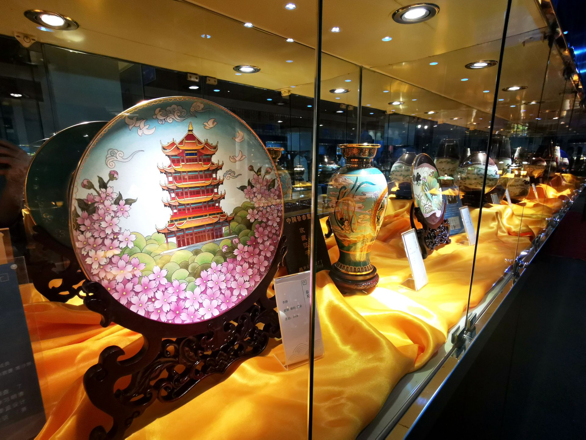 景泰蓝来青岛了国家艺术基金项目丝路撷珍铜胎掐丝珐琅艺术展开展