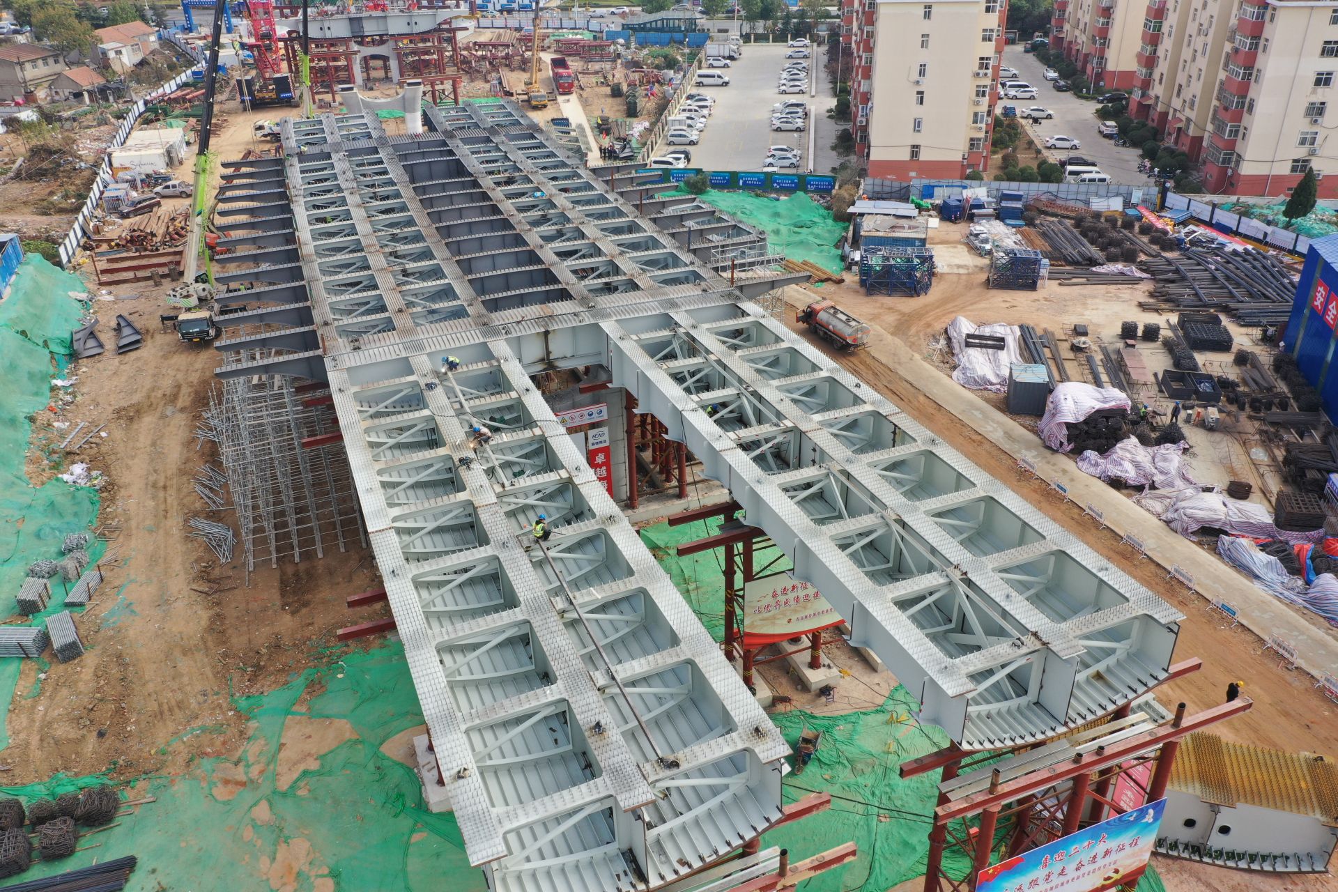 跨海大桥高架路二期工程首跨钢箱梁合龙-青报网-青岛日报官网