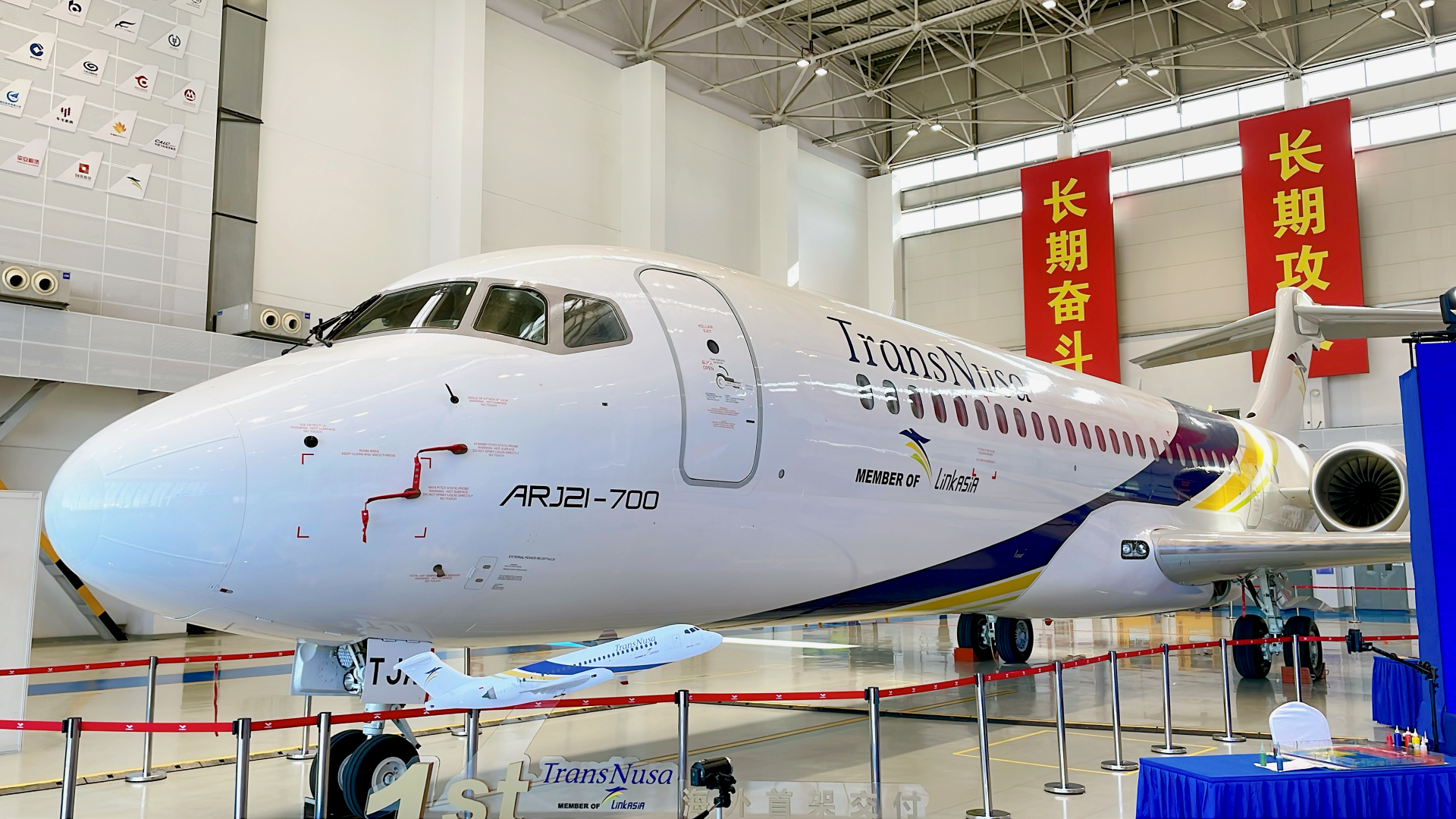 中国喷气式支线客机arj21首次交付海外