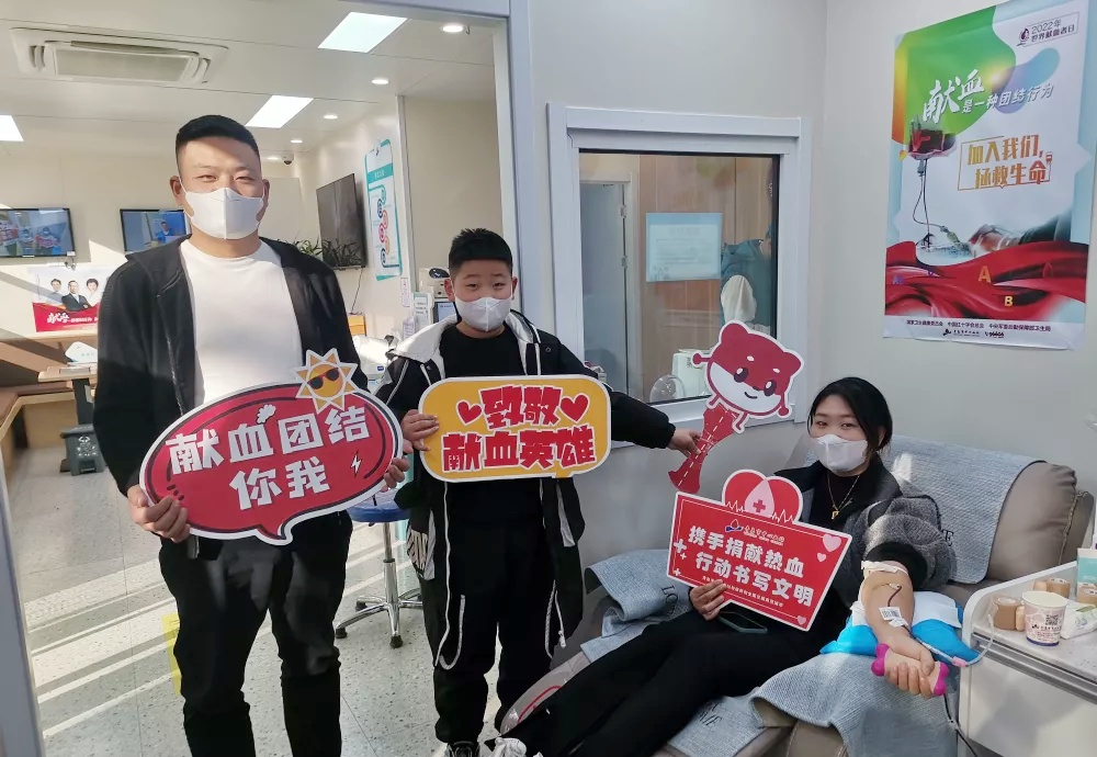 她一边献血 一边担当招募志愿者!市中心血站呼吁更多人加入无偿献血 - 青岛新闻网