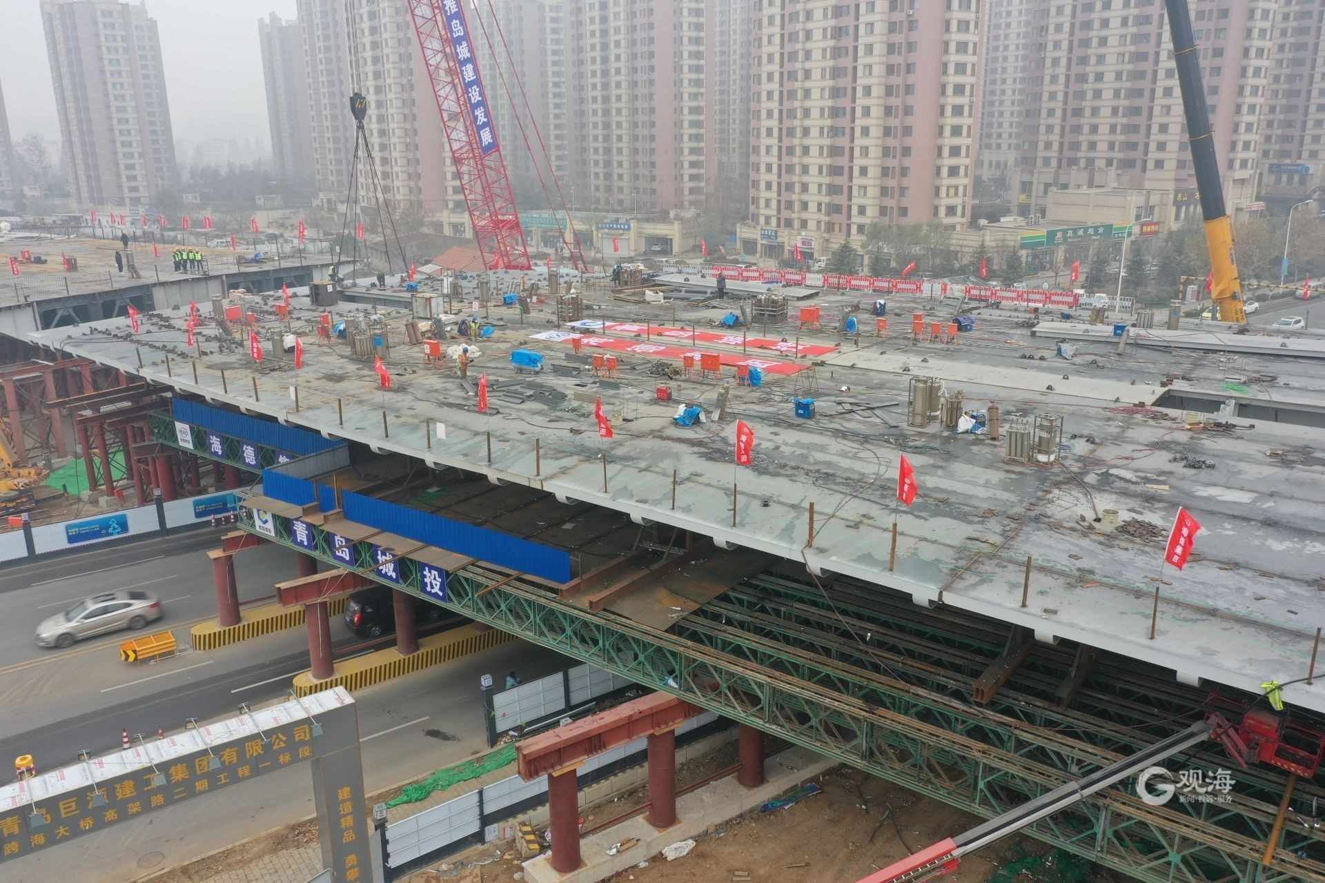 跨海大桥高架路二期工程最新进展:全国最大跨度双波浪圆弧底钢结构连续箱梁成功合龙-青报网-青岛日报官网