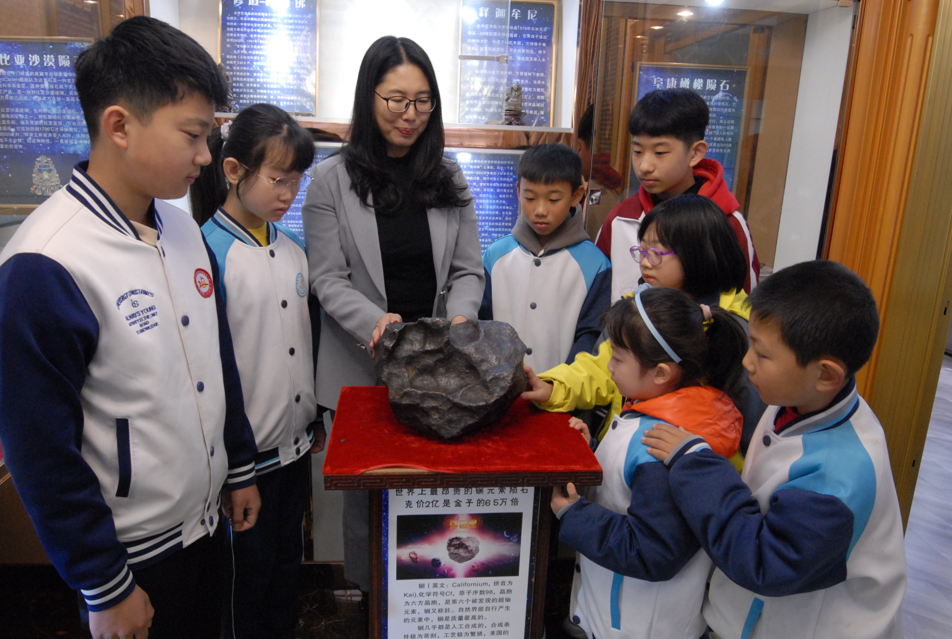 青島這對夫妻自費開辦隕石科普館，其中一顆竟有56公斤