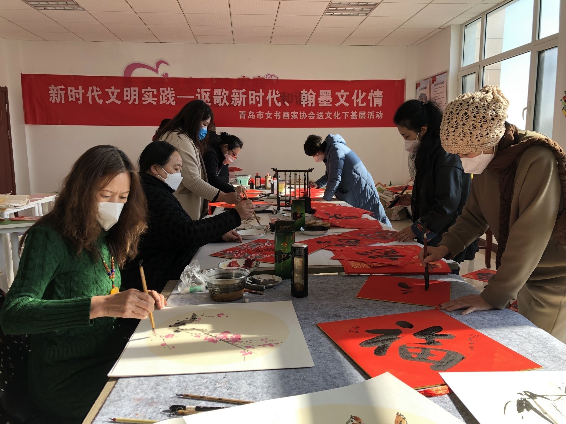 名家书画送下乡 文化年味暖人心！青岛市女书画家协会送文化下基层活动举行