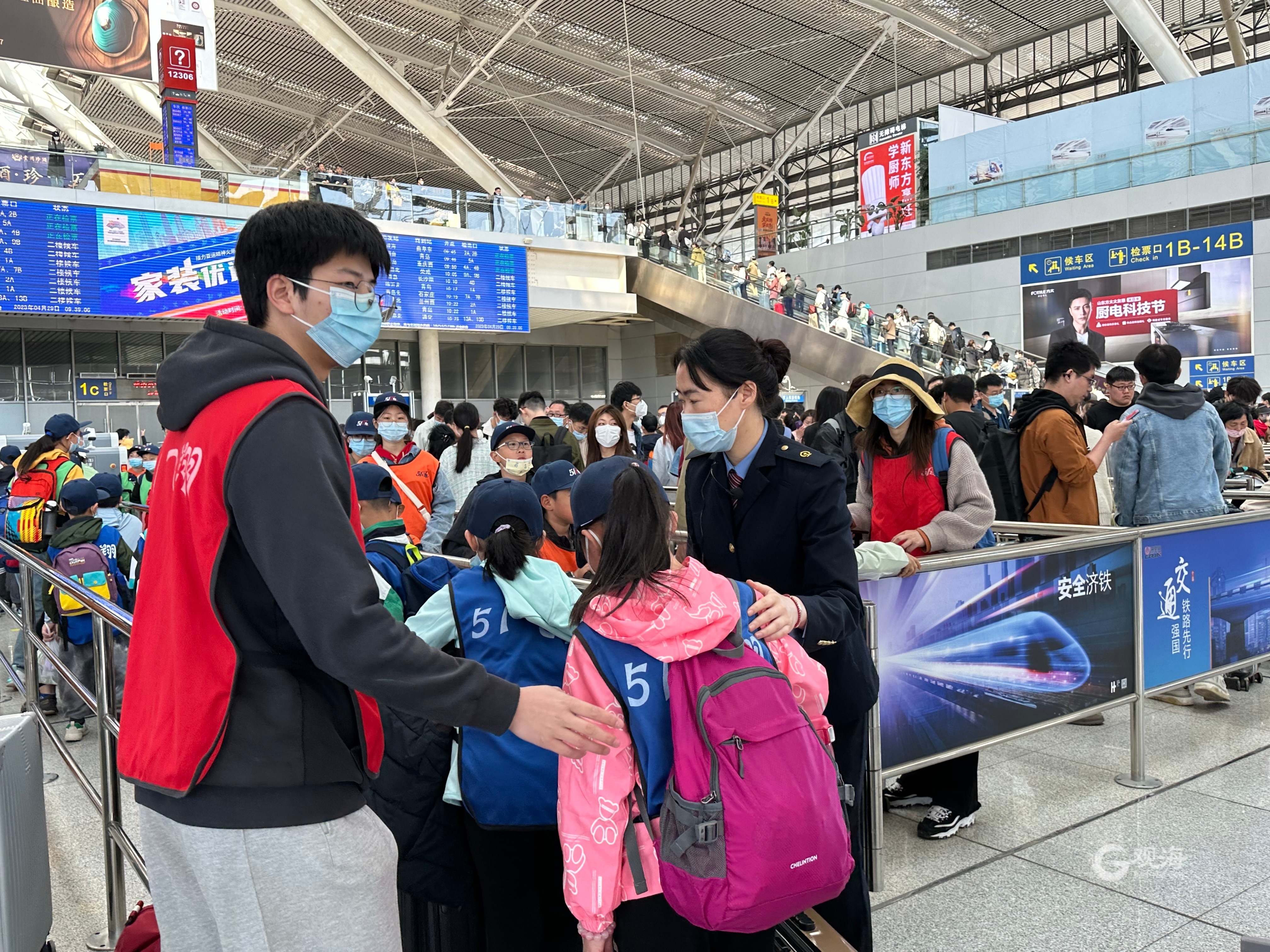 “最热”车站里的“最美”风景!“五一”假期,青岛北站全力保障旅客温馨出行-青报网-青岛日报官网