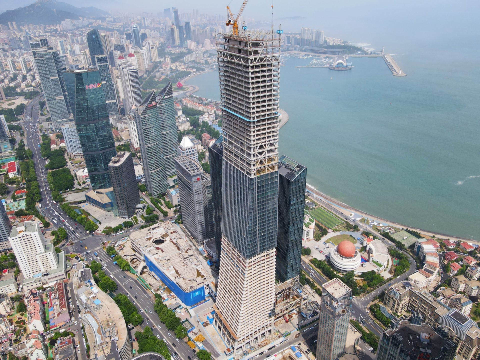 青岛在建最高楼开始穿“外套”，绿城青岛深蓝中心项目主体结构施工全部完成-青报网-青岛日报官网