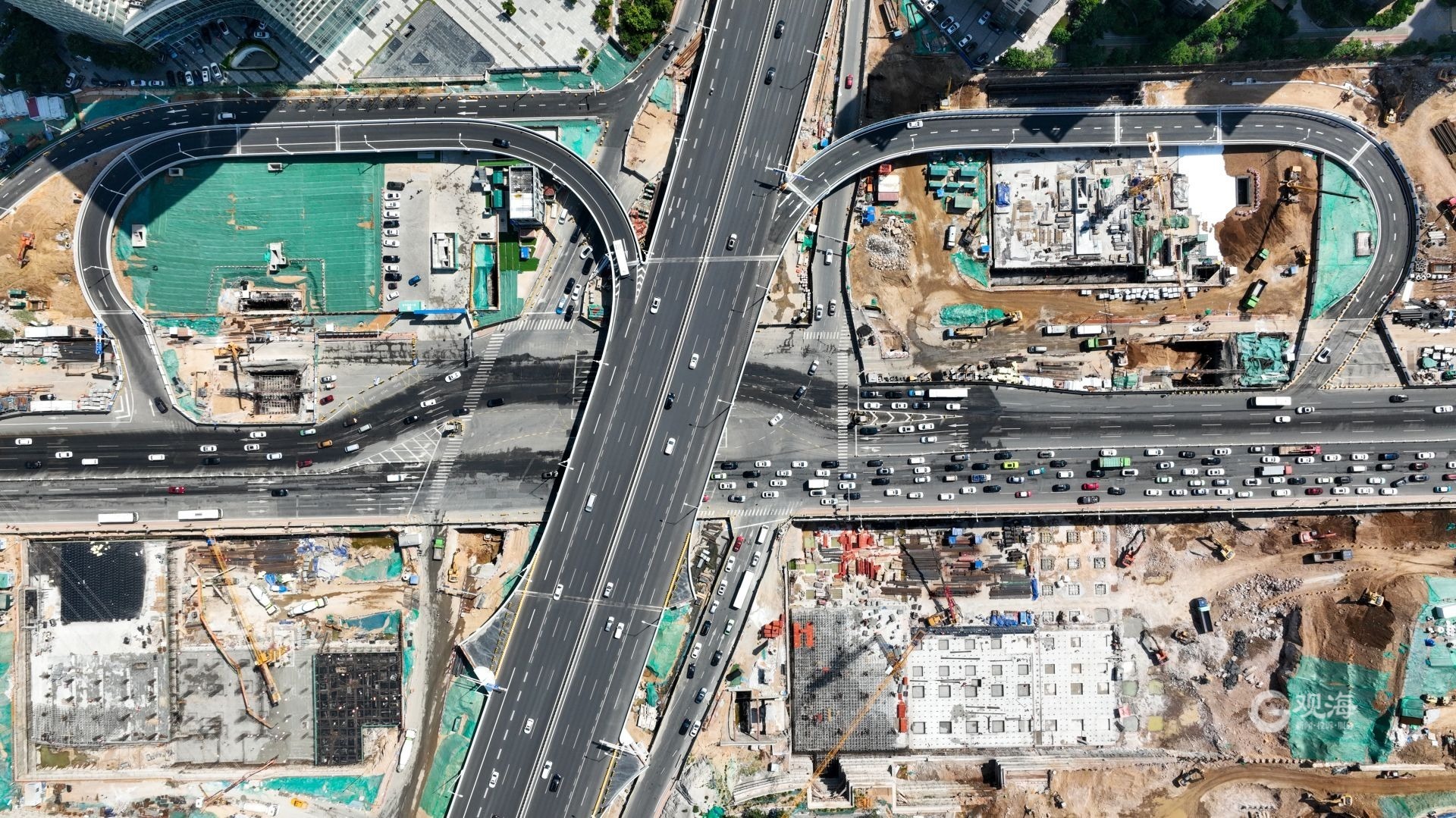 海尔路银川路立交c形桥通车航拍镜头犹如巨龙展两翼