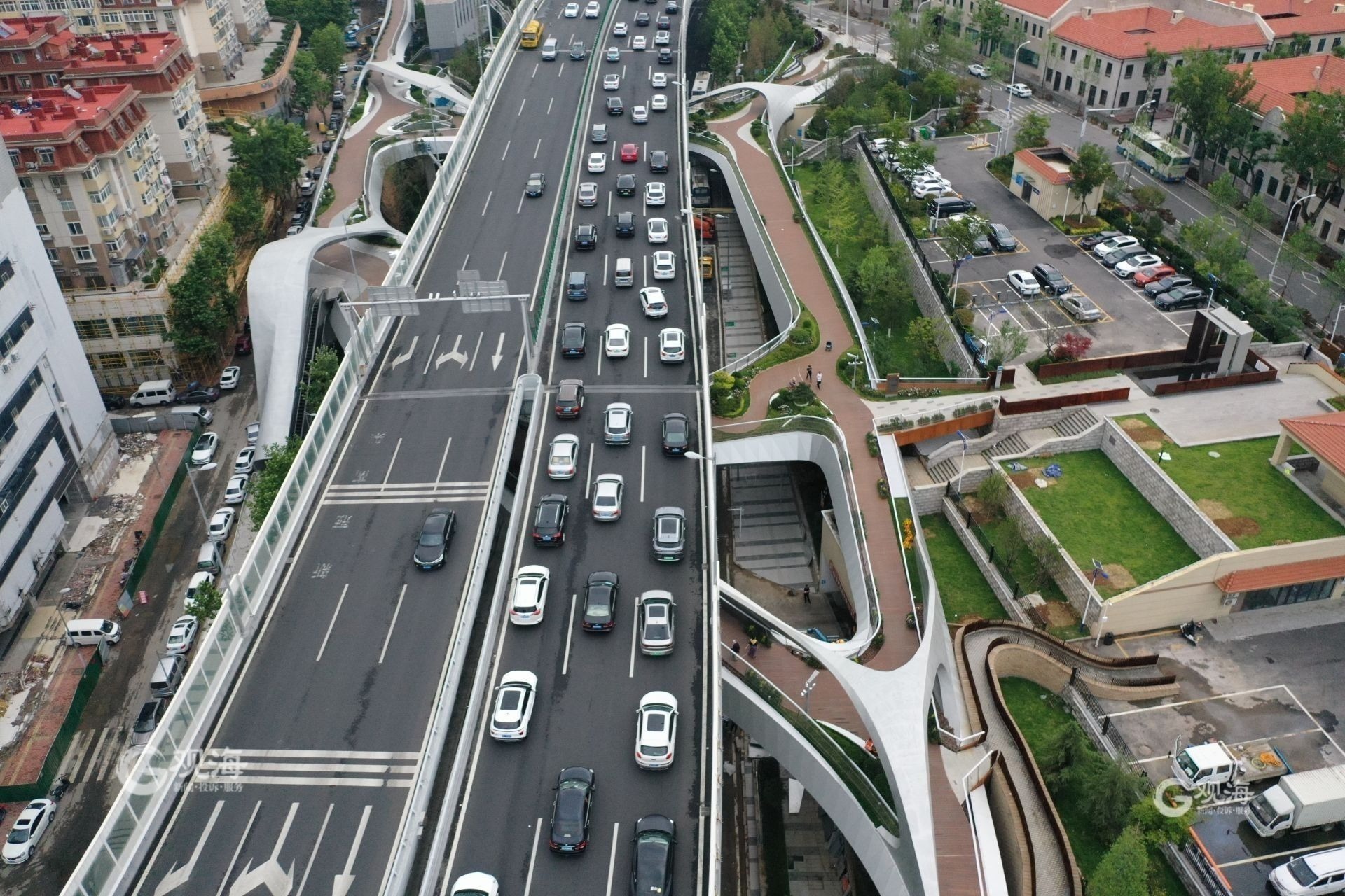 走去过街天桥逛浮岛公园