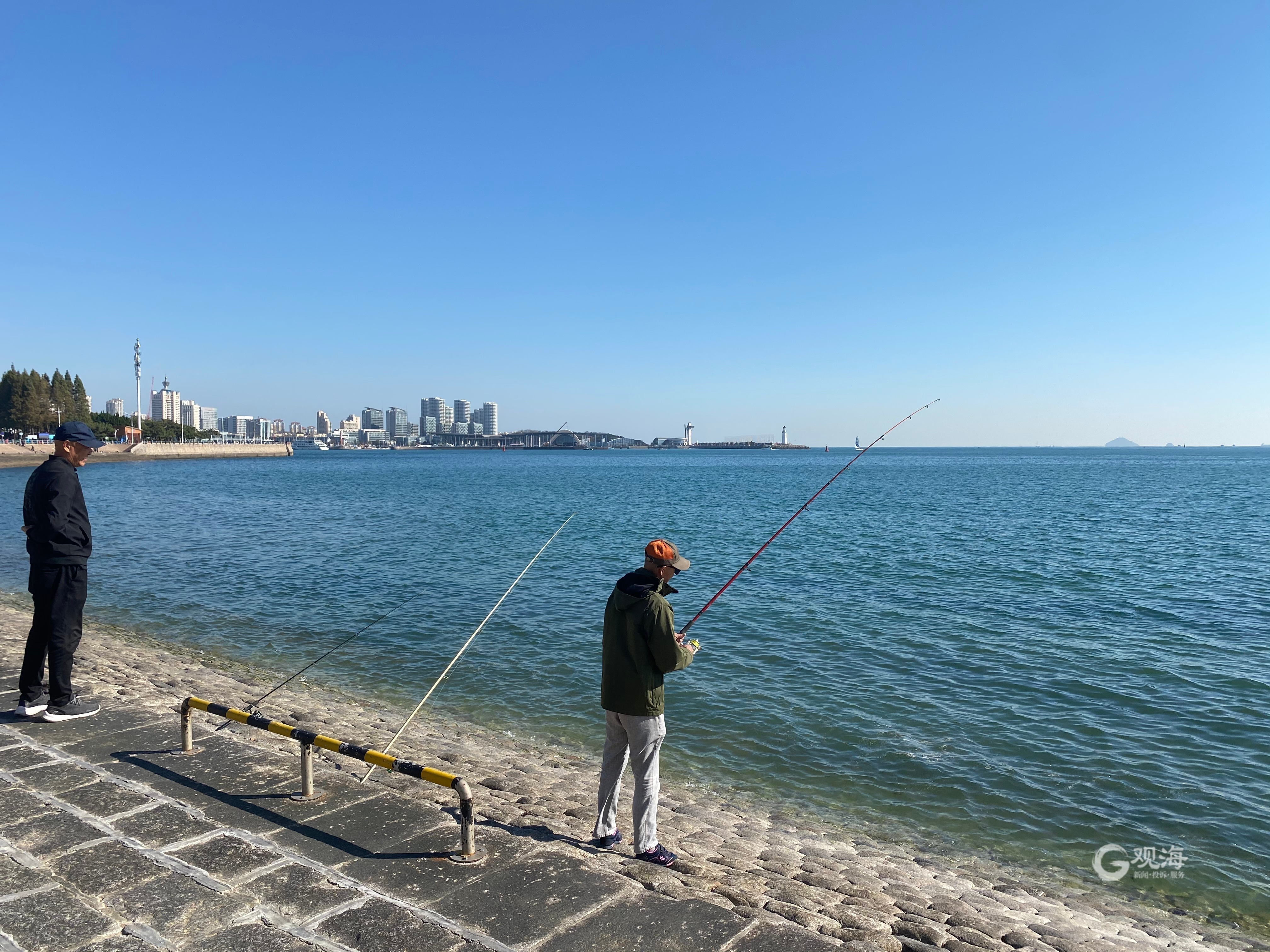 在青岛,像冷先生这样痴迷于钓鱼的人不在少数——海上,岸边,河畔湖畔