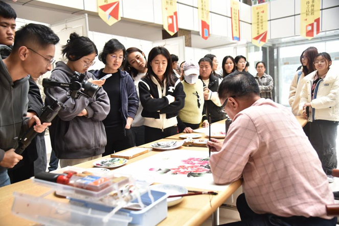 名家作品赏析、现场笔会交流……青岛城市学院这场“高雅艺术进校园活动