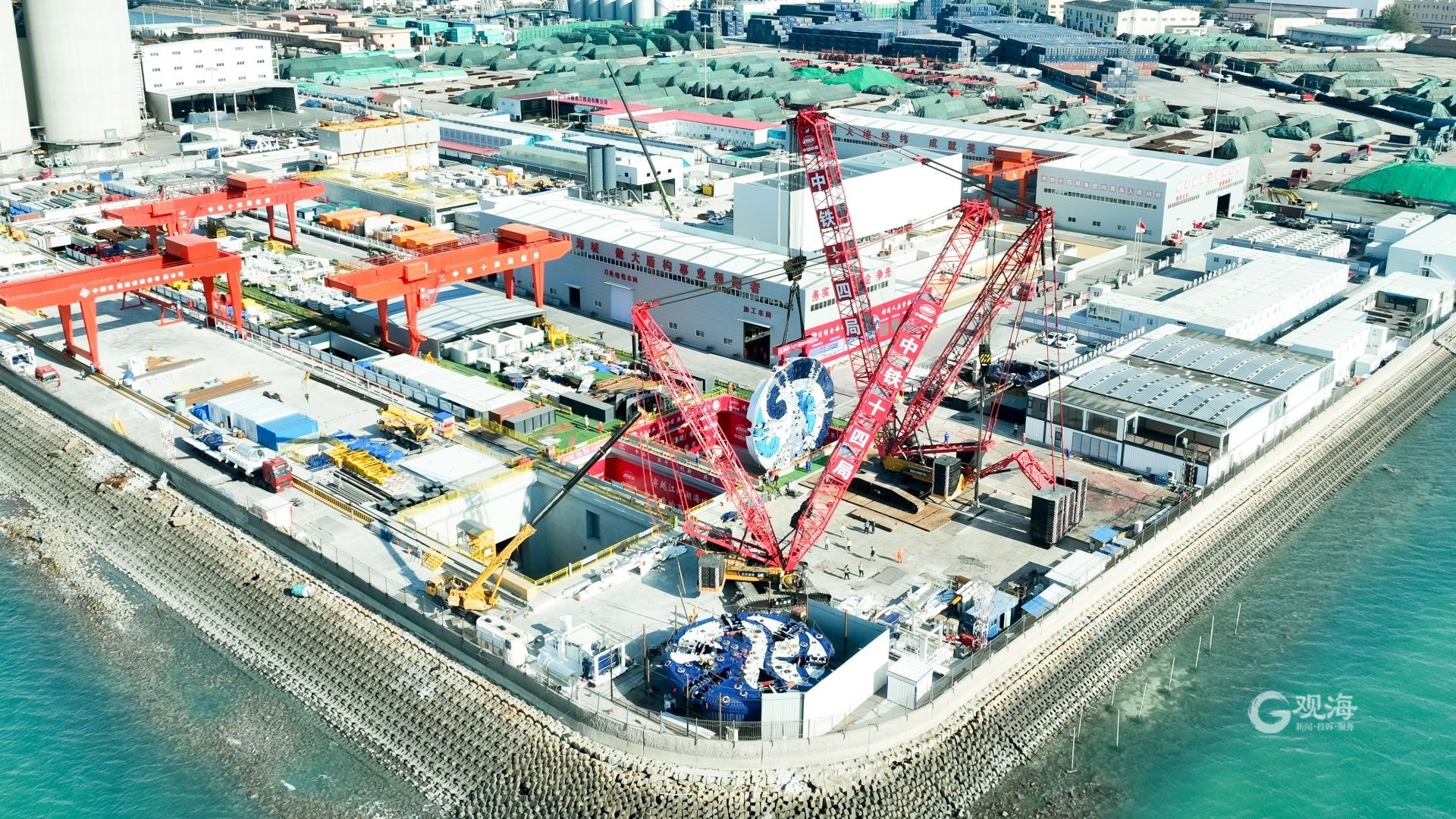 胶州湾第二海底隧道工程新进展!“海天号”盾构机刀盘下井-青报网-青岛日报官网