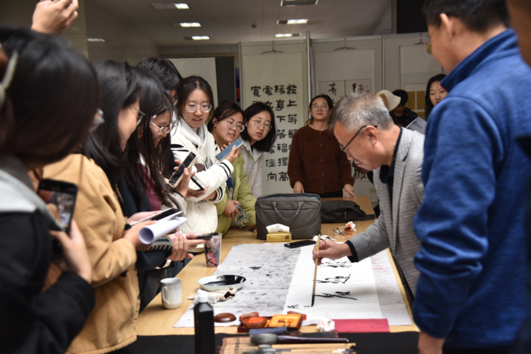 名家作品赏析、现场笔会交流……青岛城市学院这场“高雅艺术进校园活动