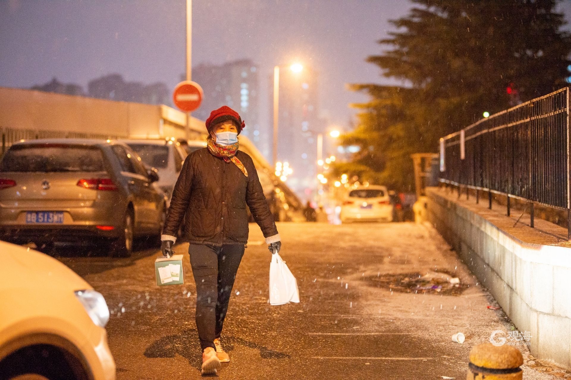 实拍青岛街头风雪夜归人