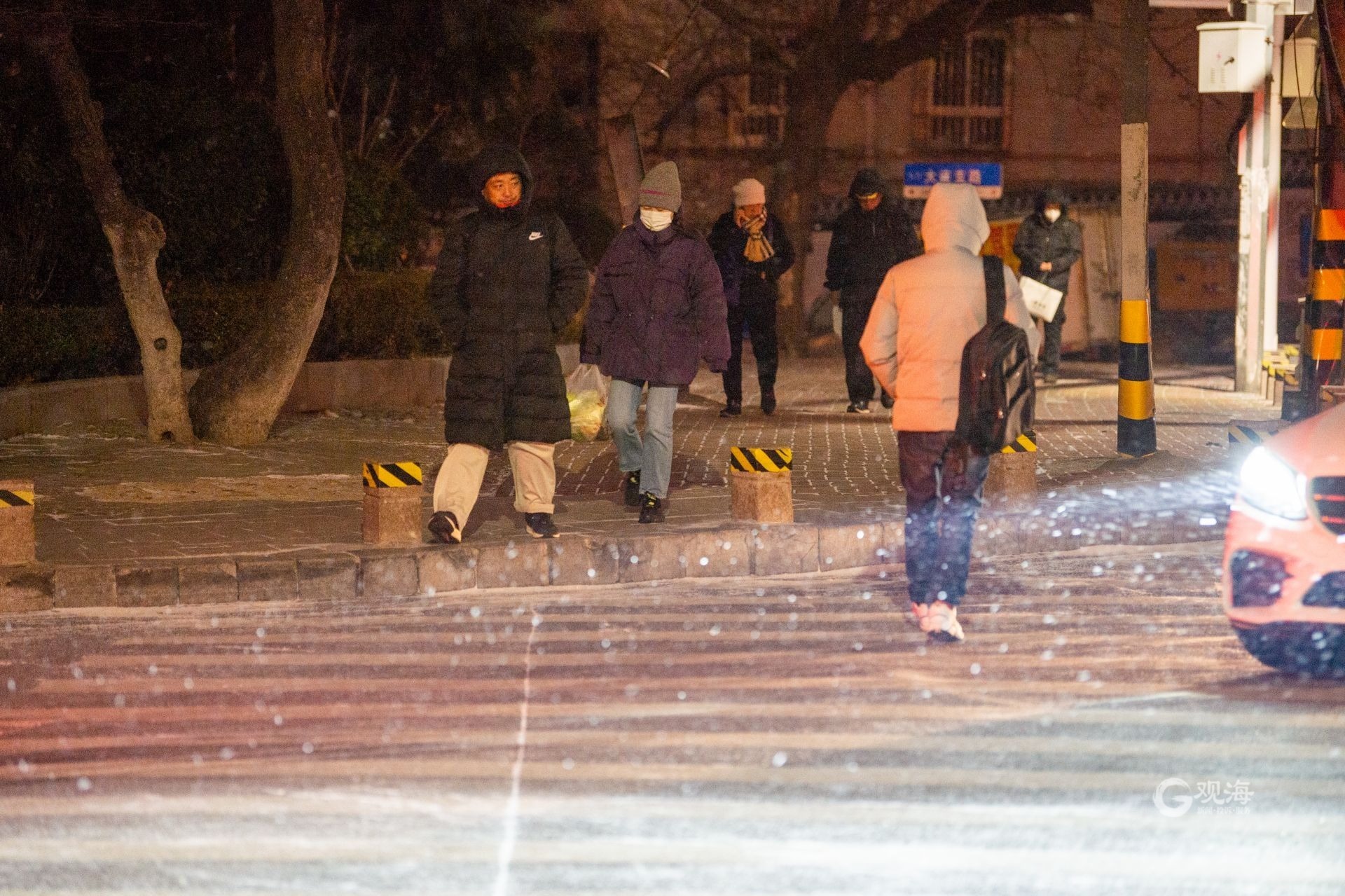 实拍青岛街头风雪夜归人