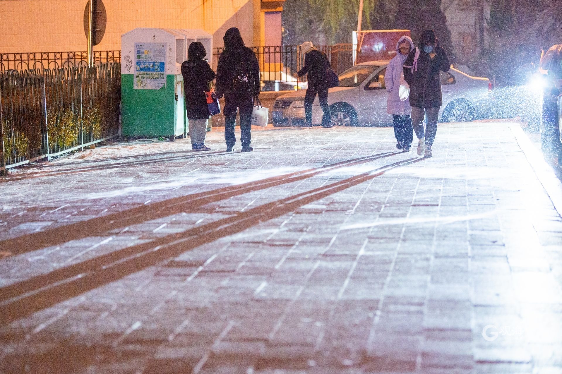 实拍青岛街头风雪夜归人