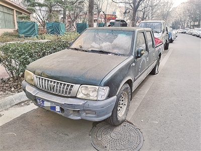 部分免費的路內泊位被殭屍車閒置車長期霸佔路邊霸位車怎麼治