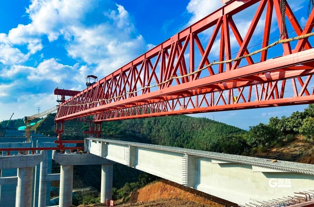 驻青央企参建,百色北环高速公路项目二标段首榀t梁架