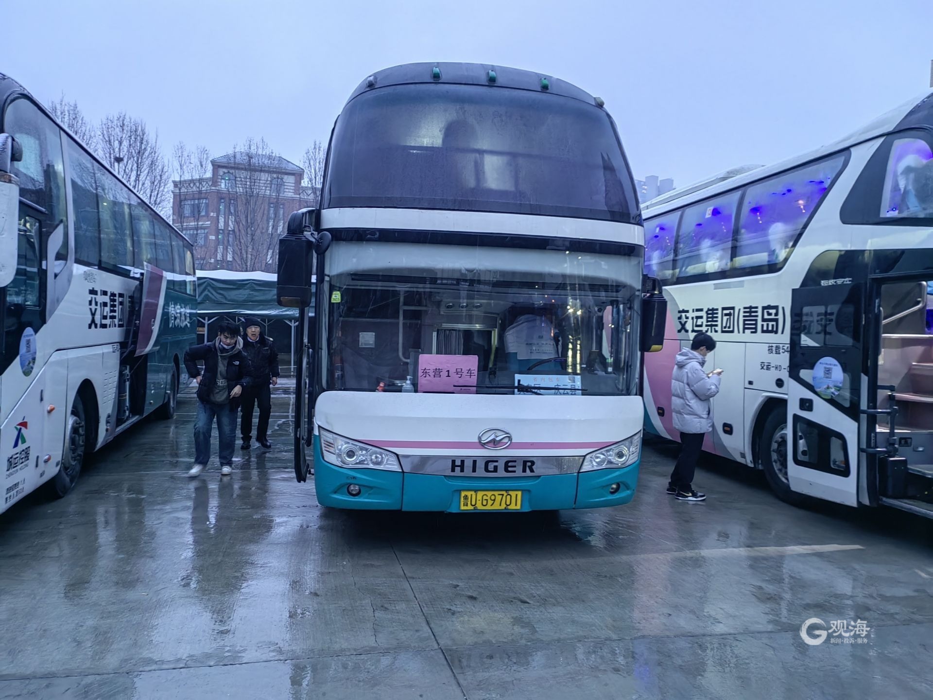 坐着大巴车从校门口直达家门口青岛年前最后一批学子返乡直通车启程