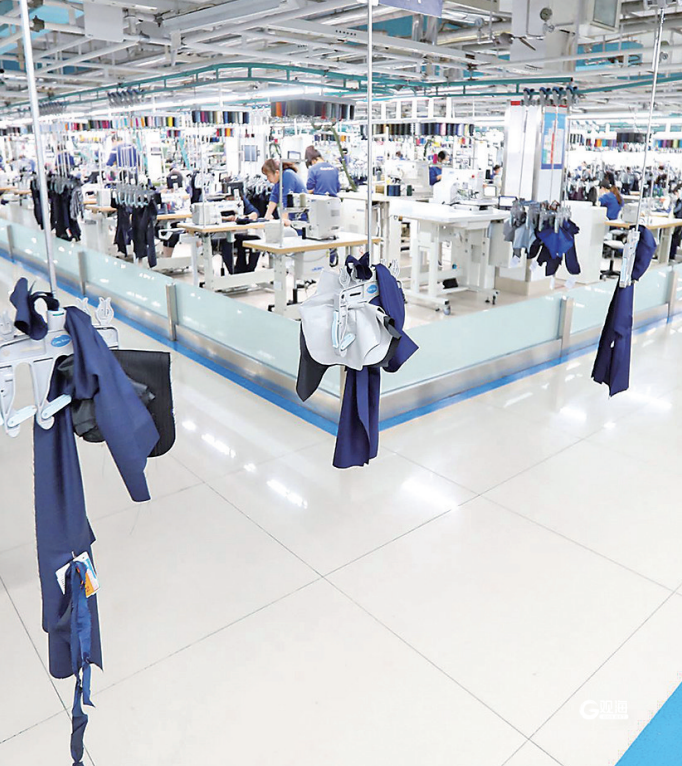 在青岛酷特智能工厂,一条流水线可生产出满足不同需求的个性化服装.