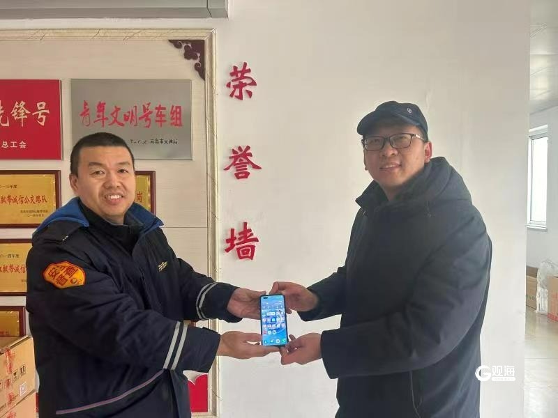 助人为乐拾金不昧助老出行青岛街头这群热心人又做好事了